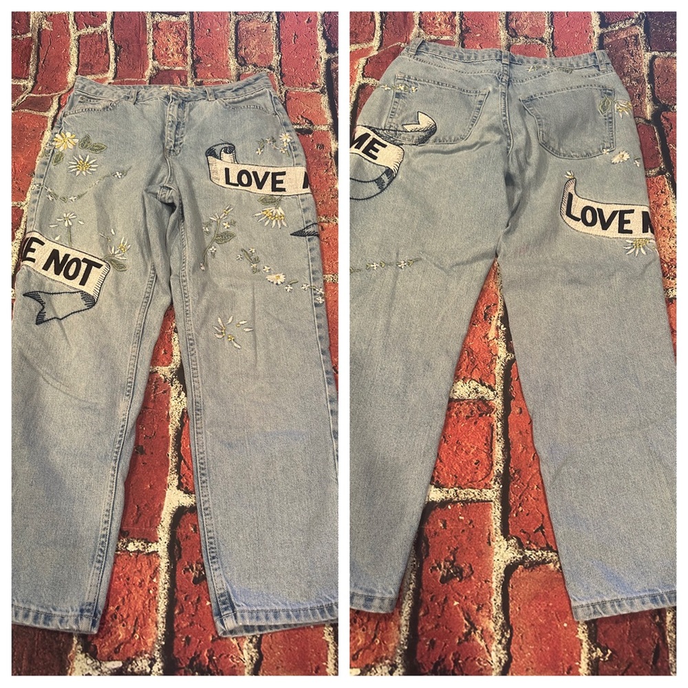 Topshop Moto MOM jeans size 30
Inseam 25”
Graphic Embroidery “Love Me Not”